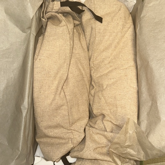 GUCCI GG Isla Logo Embossed Rubber Sandals - Picture 8 of 10